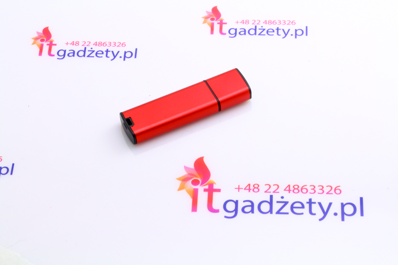 Czerwony, niedrogi pendrive pod grawer logo