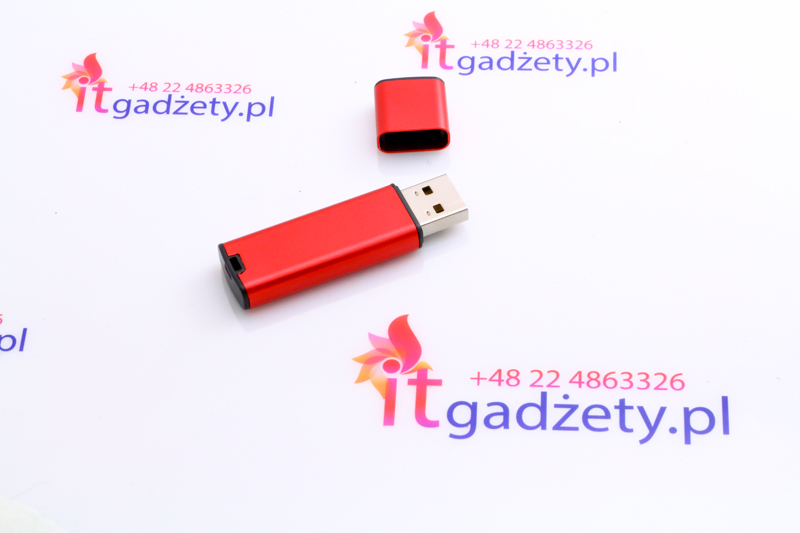 Czerwony, niedrogi pendrive pod grawer logo