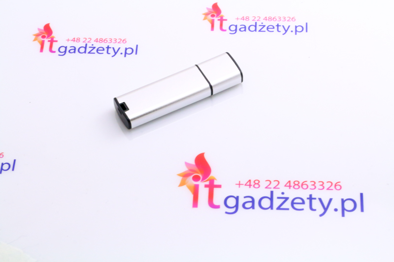 Srebrny, niedrogi pendrive pod grawer logo