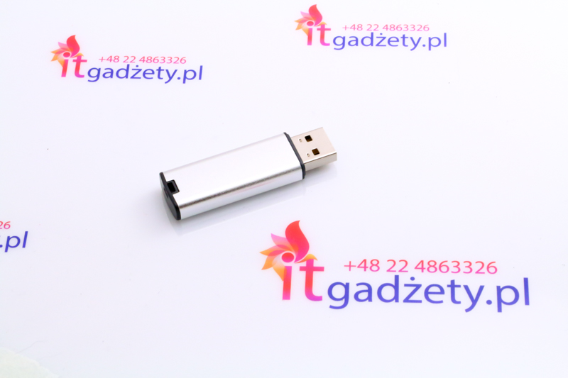 Srebrny, niedrogi pendrive pod grawer logo
