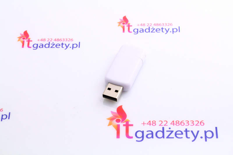 Biały pendrive z nadrukiem logo